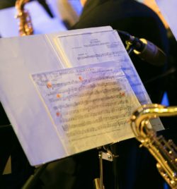 Partitura de saxofón en el concierto homenaje a Nino Bravo