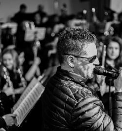 Serafín Zubirí interpretando un tema en el concierto homenaje a Nino Bravo