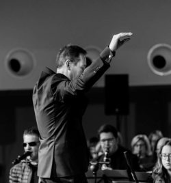 Javier Comenge dirigiendo a la Banda Municipal de Ejea