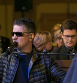 Serafín Zubirí interpretando un tema en el concierto de Navidad