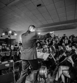 Javier Comenge dirigiendo a la Banda Municipal de Ejea