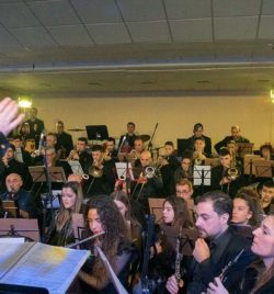 Javier Comenge dirigiendo a la Banda Municipal de Ejea