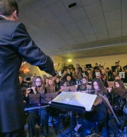 Javier Comenge dirigiendo a la Banda Municipal de Ejea