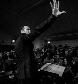 Javier Comenge dirigiendo a la Banda Municipal de Ejea