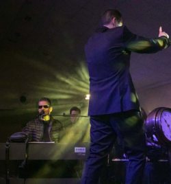 Javier Comenge y Serafín Zubirí en un momento de la actuación.